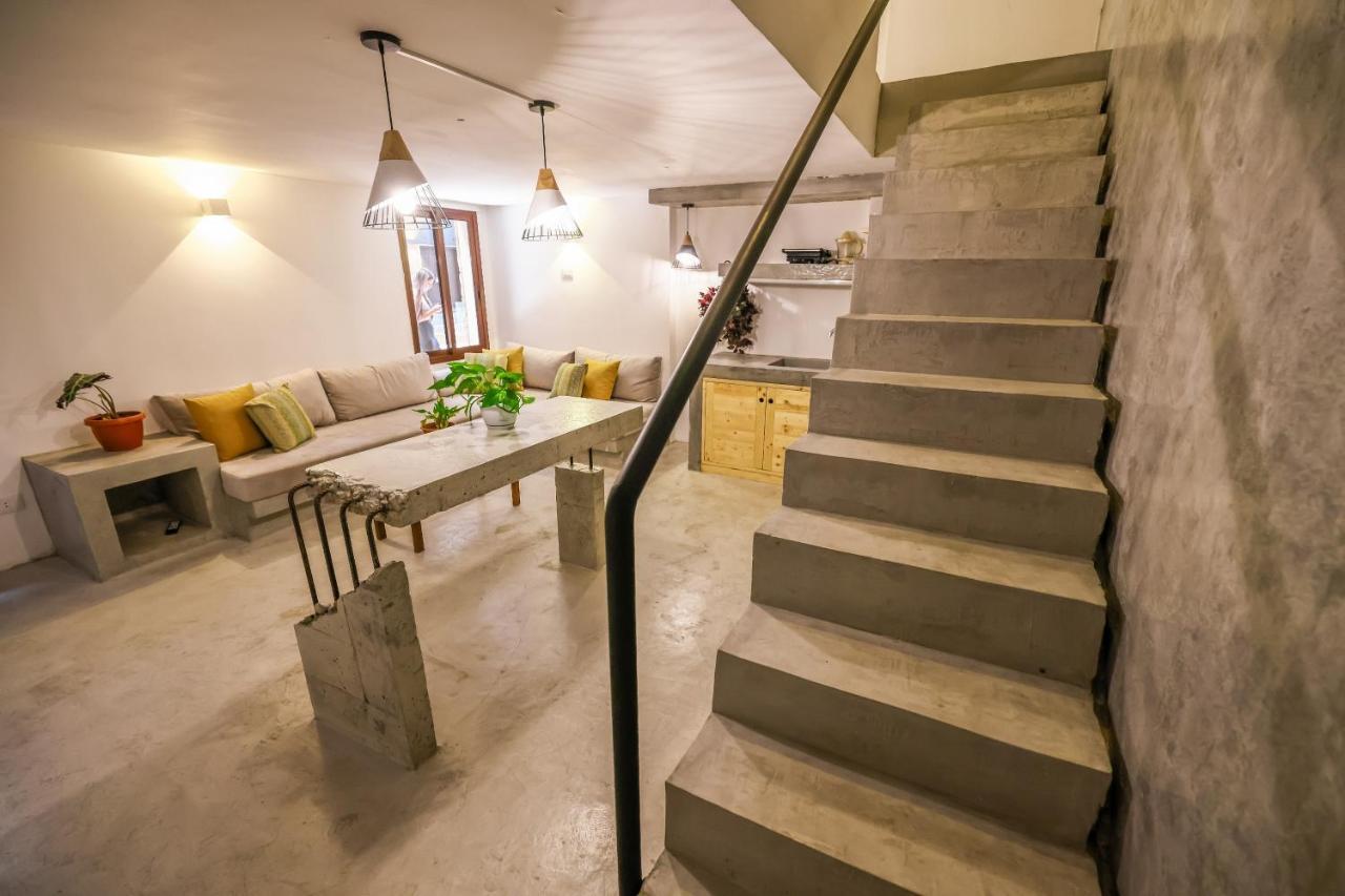 Old Town Guesthouses บาทรูน ภายนอก รูปภาพ