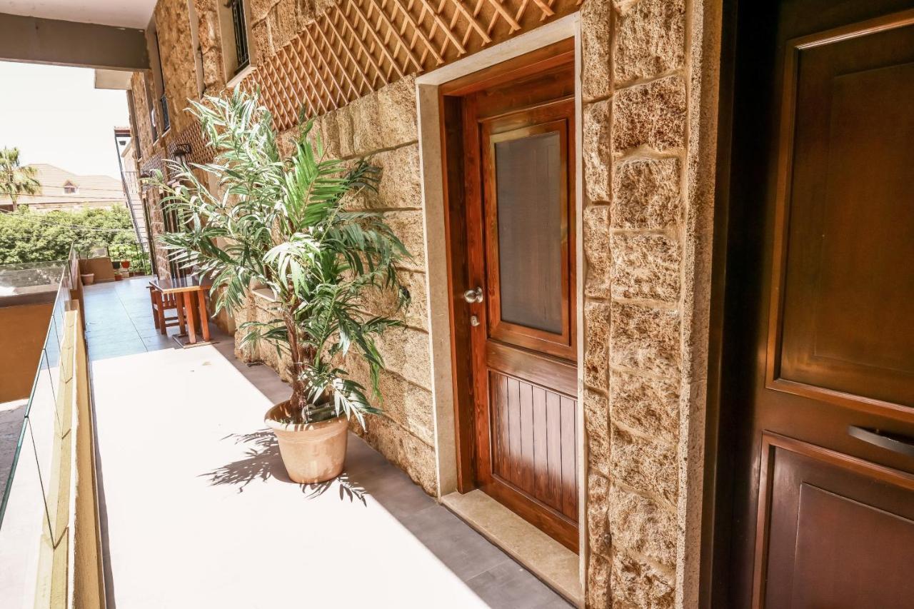 Old Town Guesthouses บาทรูน ภายนอก รูปภาพ