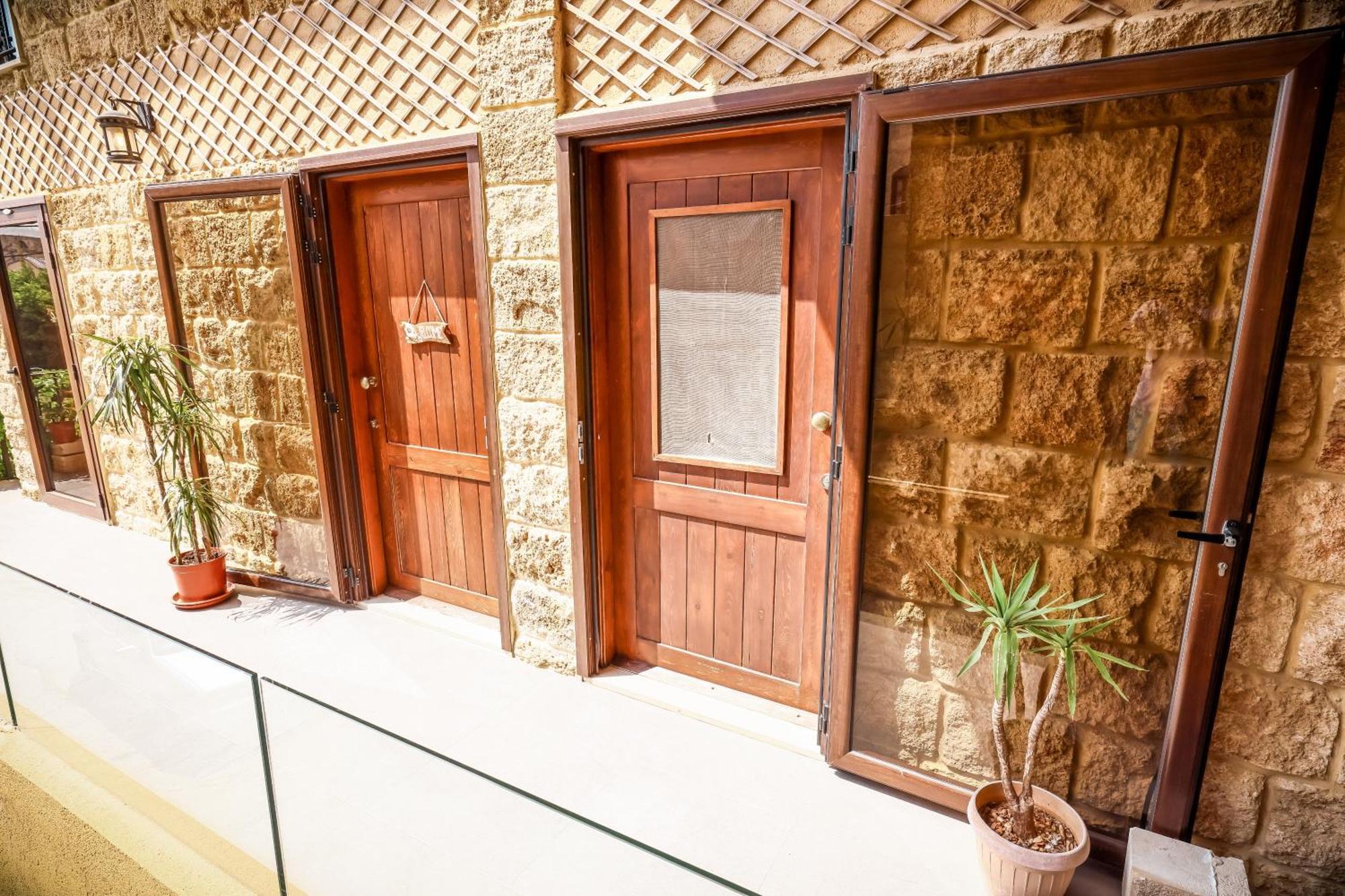 Old Town Guesthouses บาทรูน ภายนอก รูปภาพ